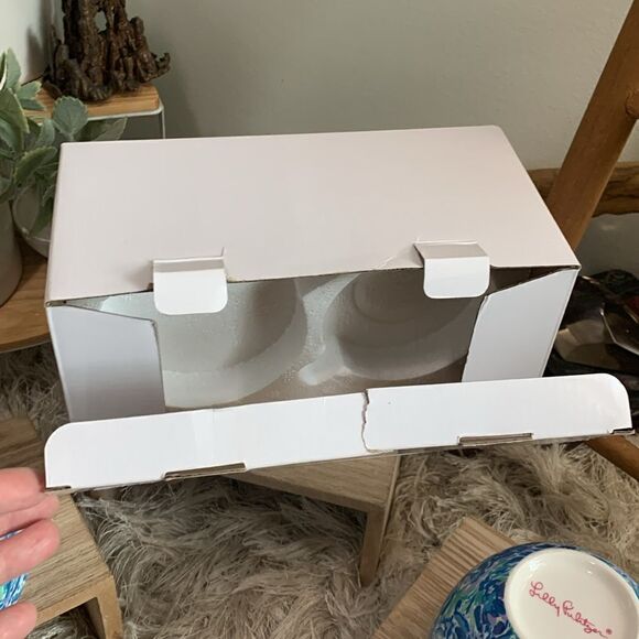 Set Of 2 Lilly Pulitzer Ceramic 12oz Mugs Blue Floral Design With Original Box - Picture 16 of 17